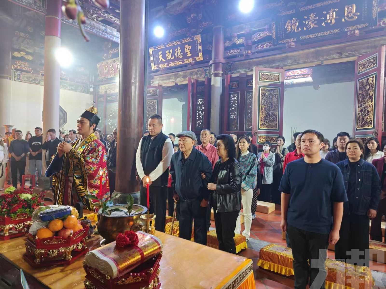 善信深夜湧至澳門媽祖文化村上頭炷香祈福